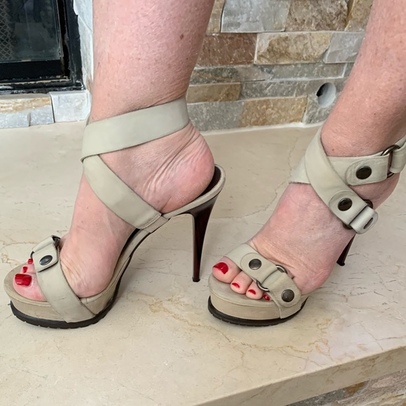 Vera Wang Lavender Brie Latte Beige Sandals - Picture 2 of 7